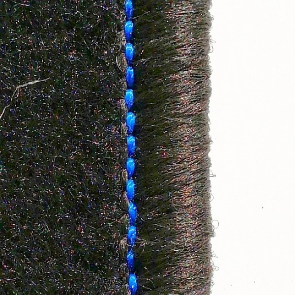 Kék díszvarrás (a szegély alapszíne a szönyegével azonos)